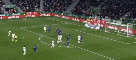 小孔塞桑被换下情绪激动不是因为斯帕莱蒂，是因摄影师险些绊倒他